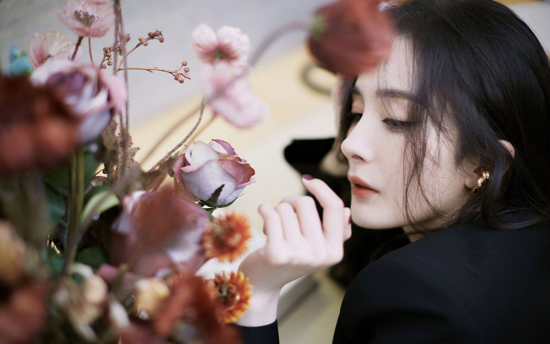 线上“水花兄弟”生涯：库里在季后赛中连续五场投中六个以上三分球！
